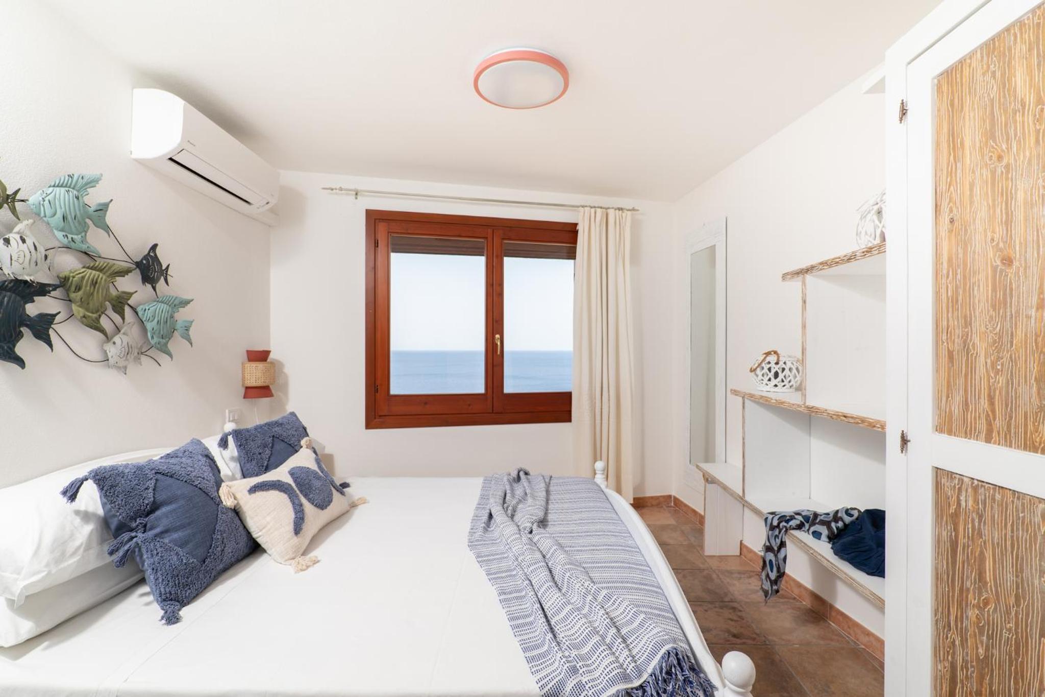 Villa Patty with infinity pool in front of the sea, parking and wifi