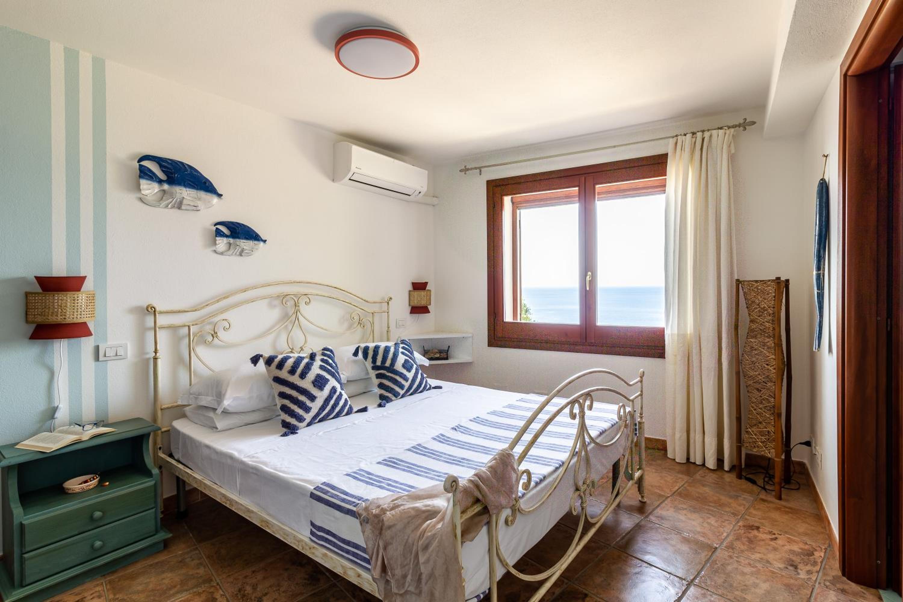 Villa Patty with infinity pool in front of the sea, parking and wifi