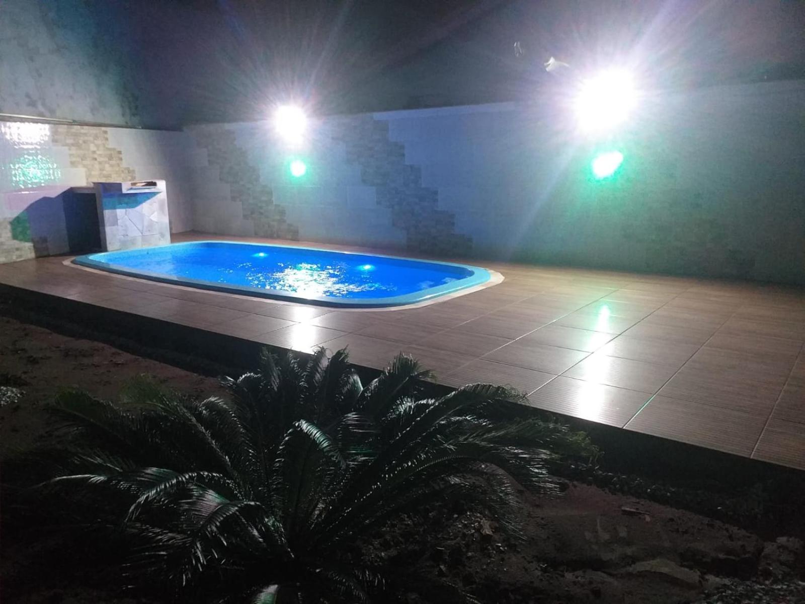 Casa na praia com piscina e churrasqueira