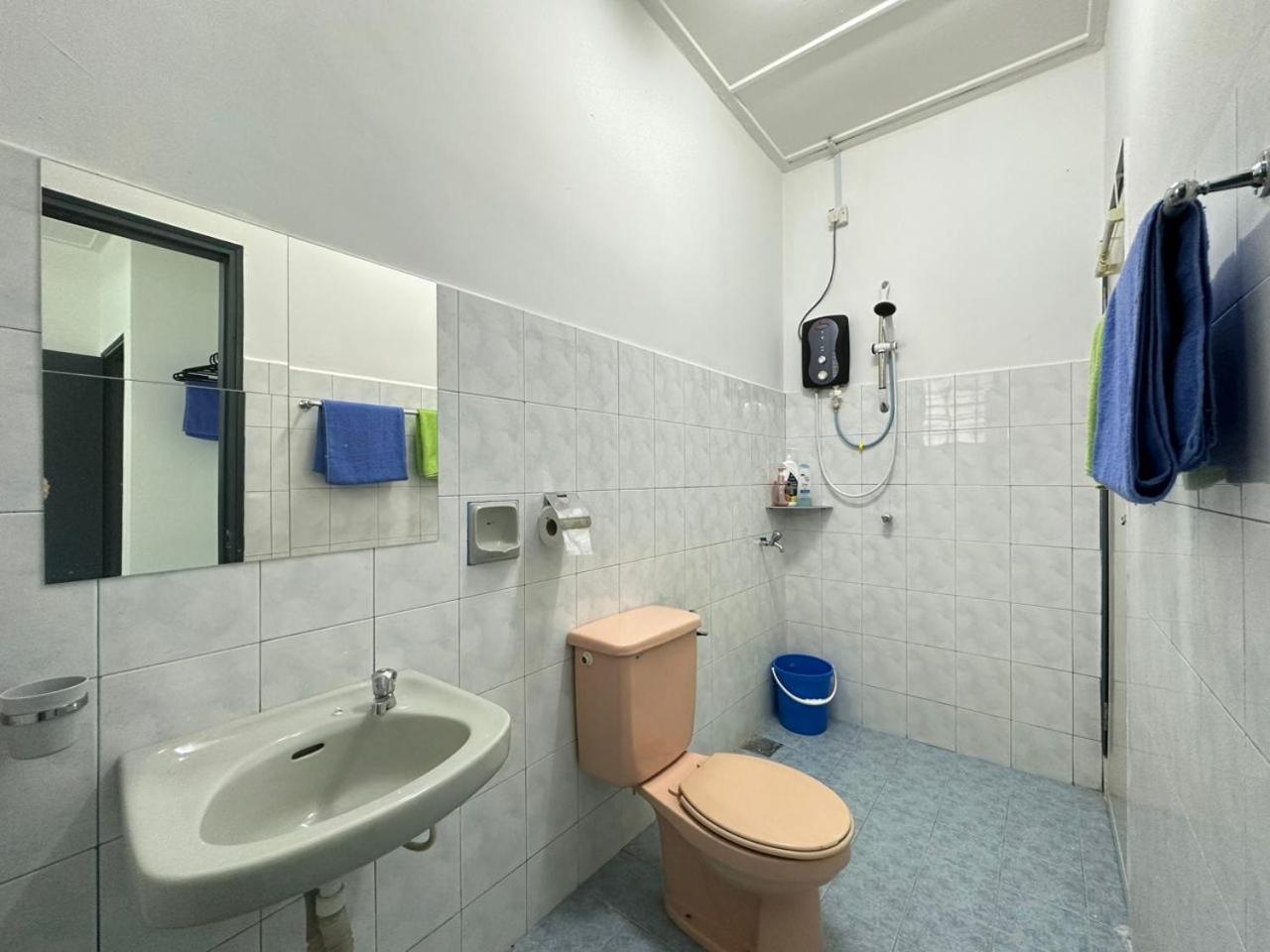 Permas Double Storey 8 Pax WiFi Netflix