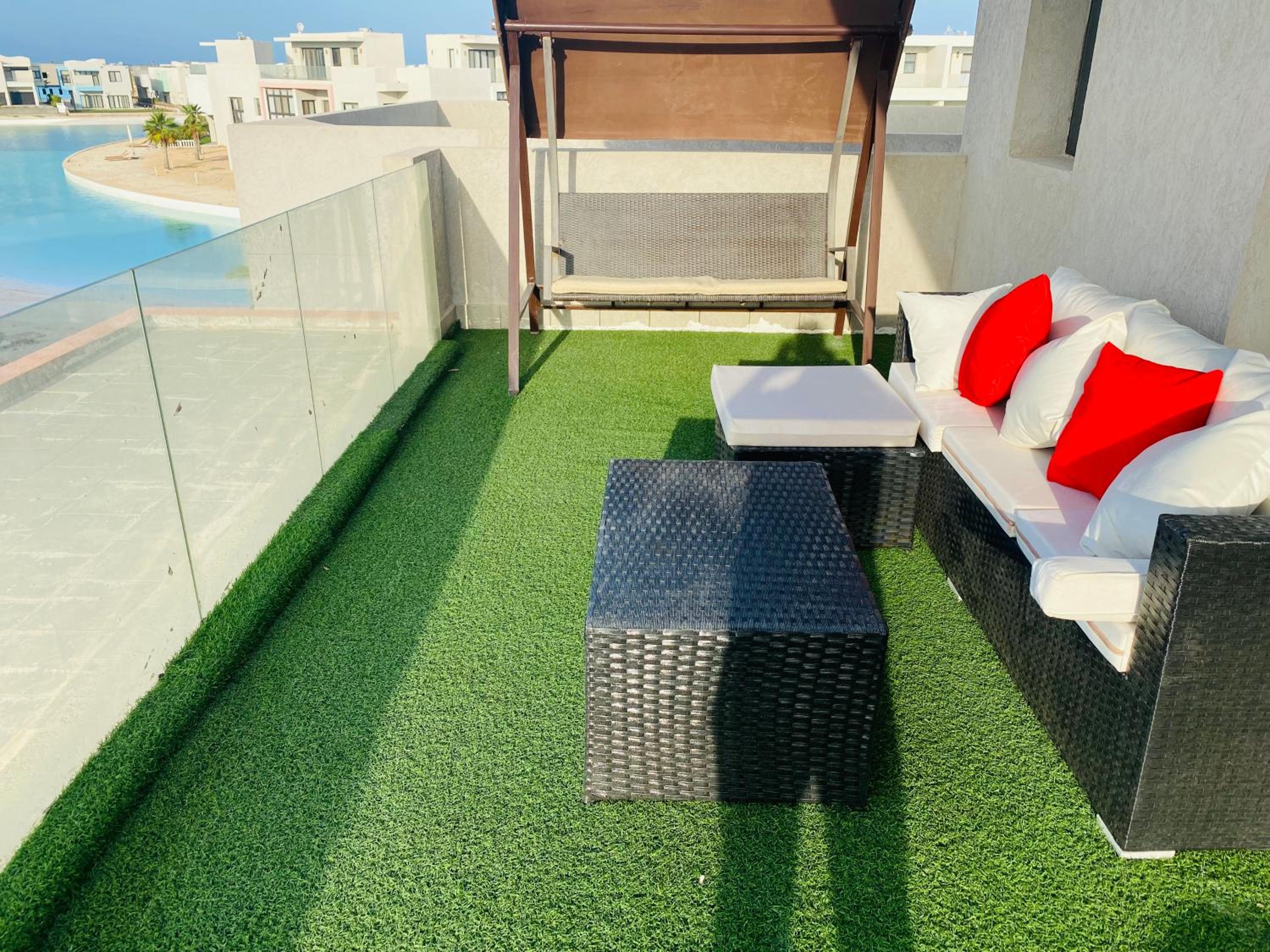 Lovely penthouse 4- bedroom directly on the lagoon