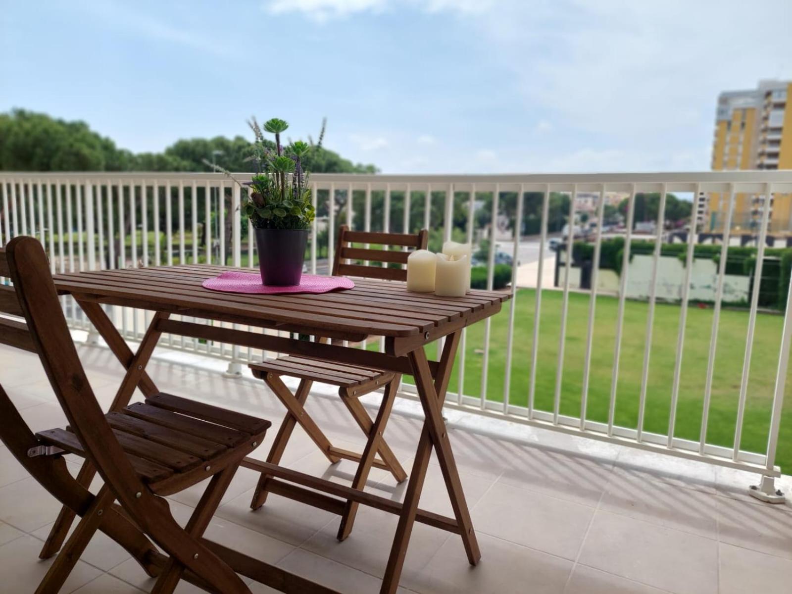 Apartamentos con terraza frente al mar by Color Flats