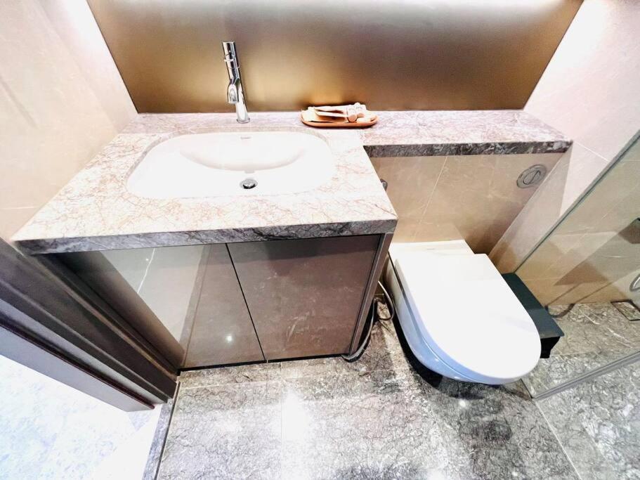 The Rixx Magnificent Apartment @D1/Netflix/bathtub