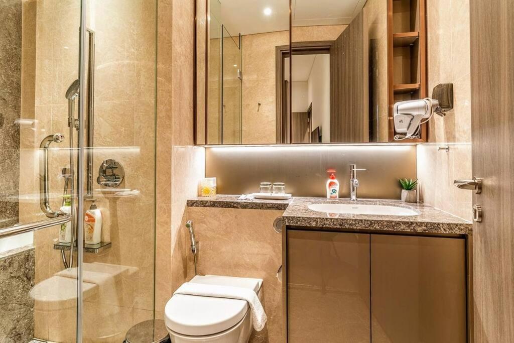 The Rixx Magnificent Apartment @D1/Netflix/bathtub