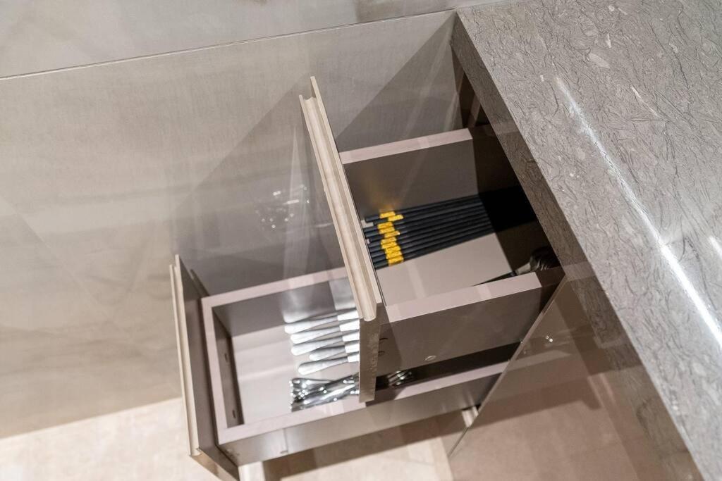 The Rixx Magnificent Apartment @D1/Netflix/bathtub