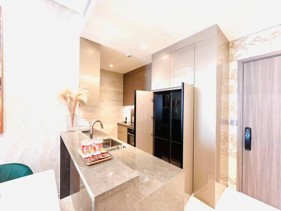 The Rixx Magnificent Apartment @D1/Netflix/bathtub