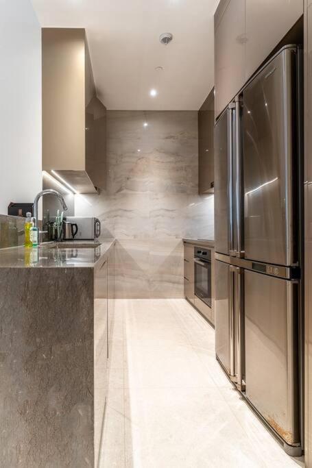 The Rixx Magnificent Apartment @D1/Netflix/bathtub