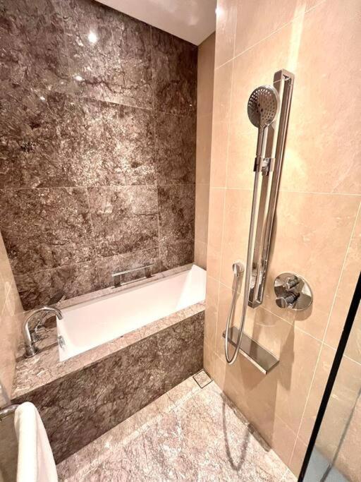 The Rixx Magnificent Apartment @D1/Netflix/bathtub