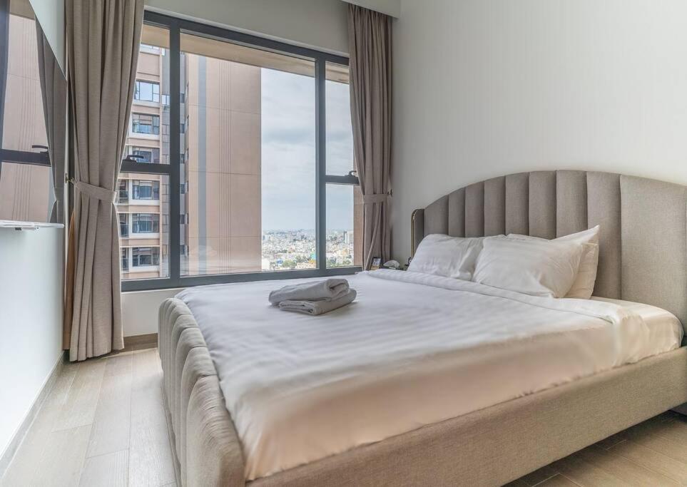The Rixx Magnificent Apartment @D1/Netflix/bathtub