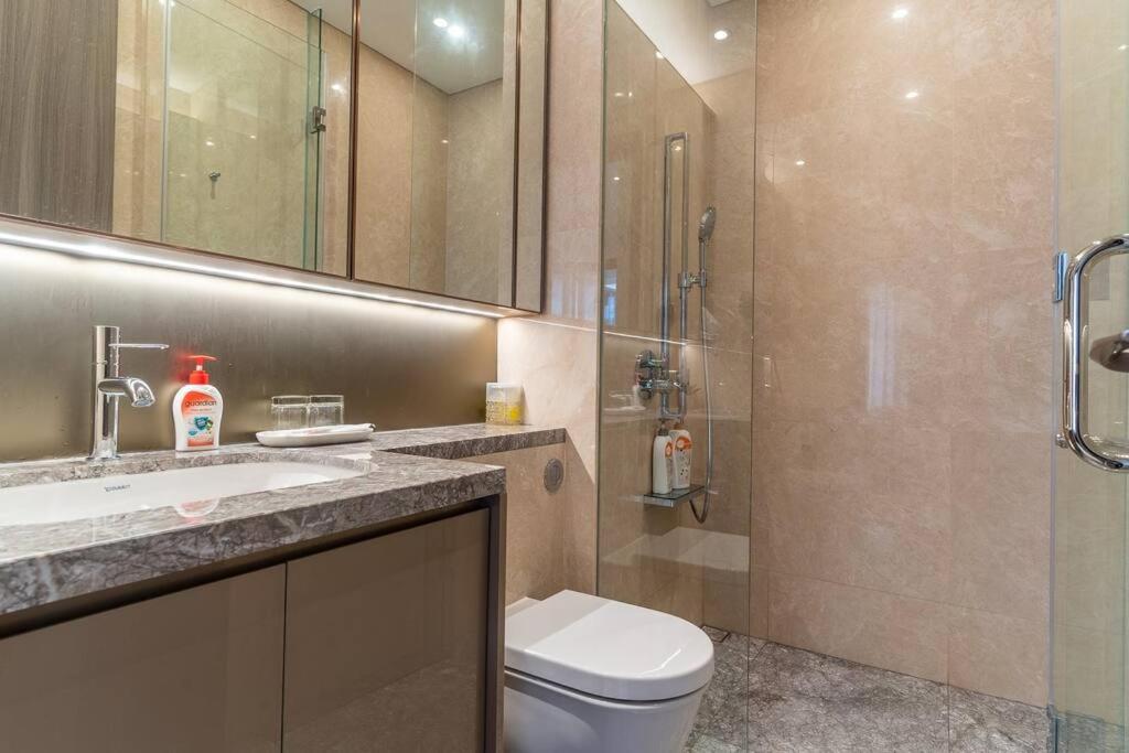 The Rixx Magnificent Apartment @D1/Netflix/bathtub