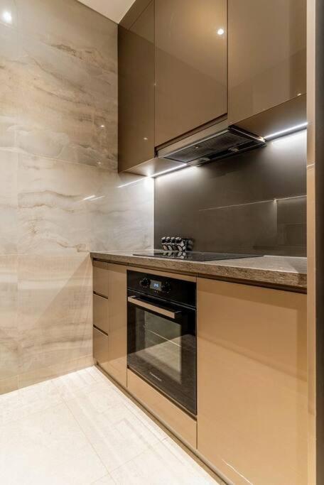 The Rixx Magnificent Apartment @D1/Netflix/bathtub