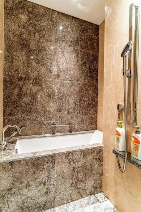 The Rixx Magnificent Apartment @D1/Netflix/bathtub