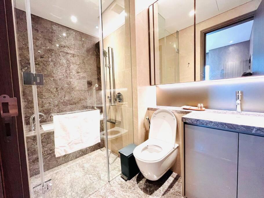 The Rixx Magnificent Apartment @D1/Netflix/bathtub