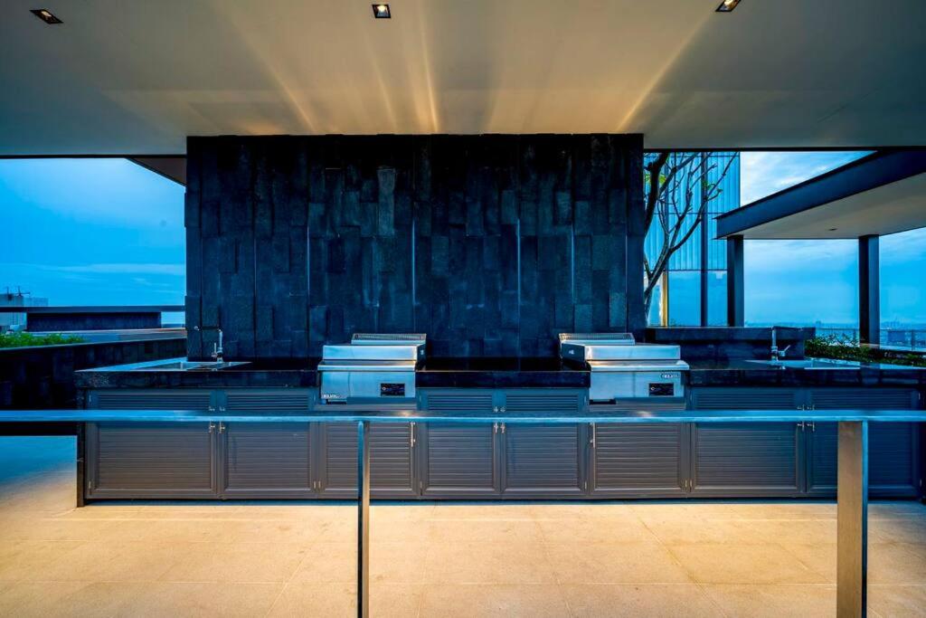 The Rixx Magnificent Apartment @D1/Netflix/bathtub