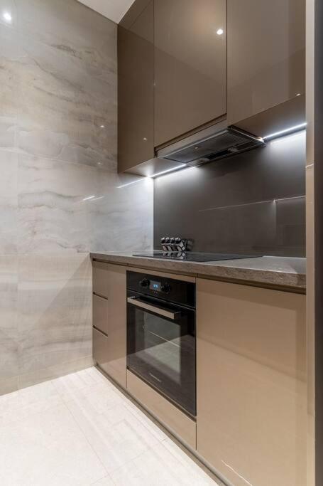 The Rixx Magnificent Apartment @D1/Netflix/bathtub