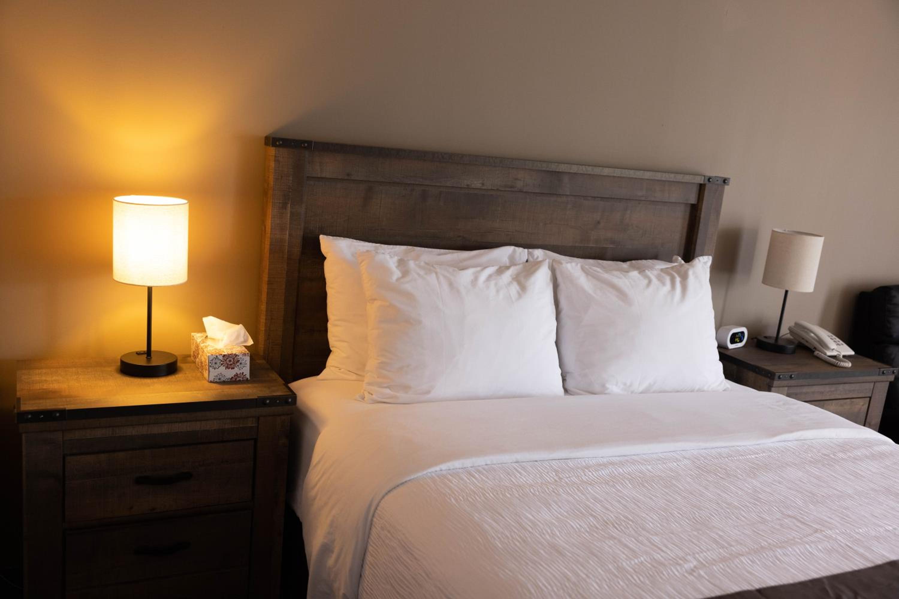 Motel 7 Inn & Suites