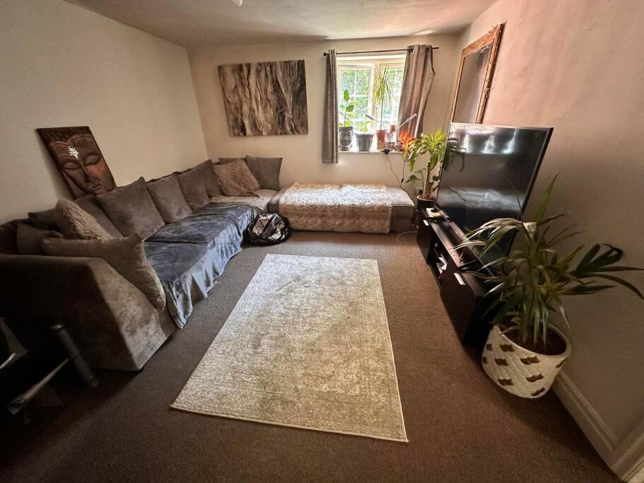 2 bed flat Eccles/Old Trafford view 2