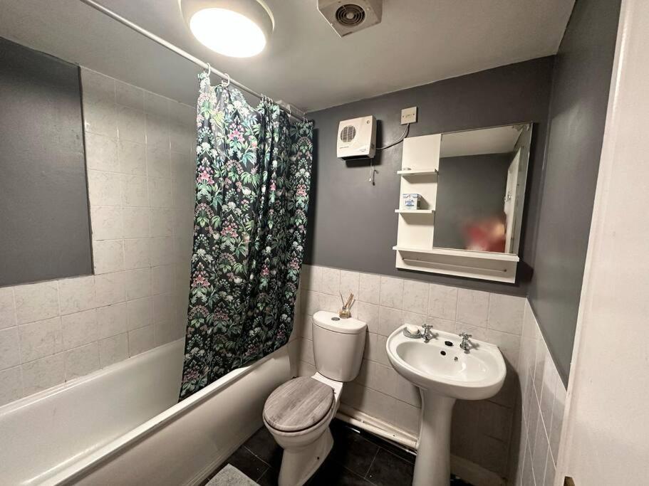 2 bed flat Eccles/Old Trafford view 4