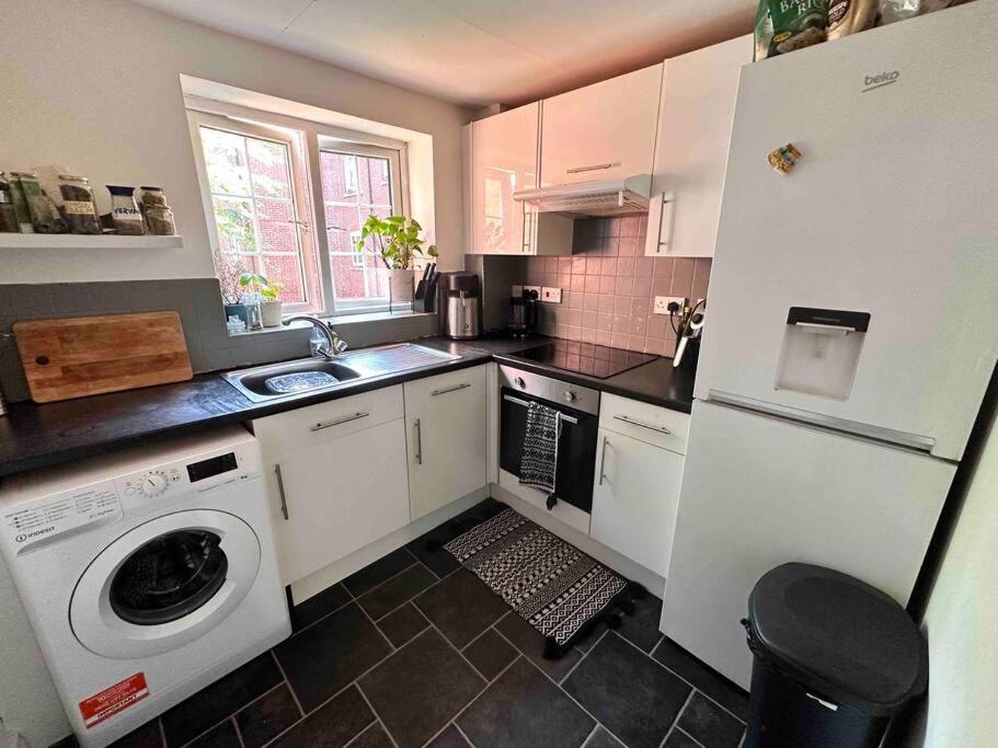 2 bed flat Eccles/Old Trafford view 5