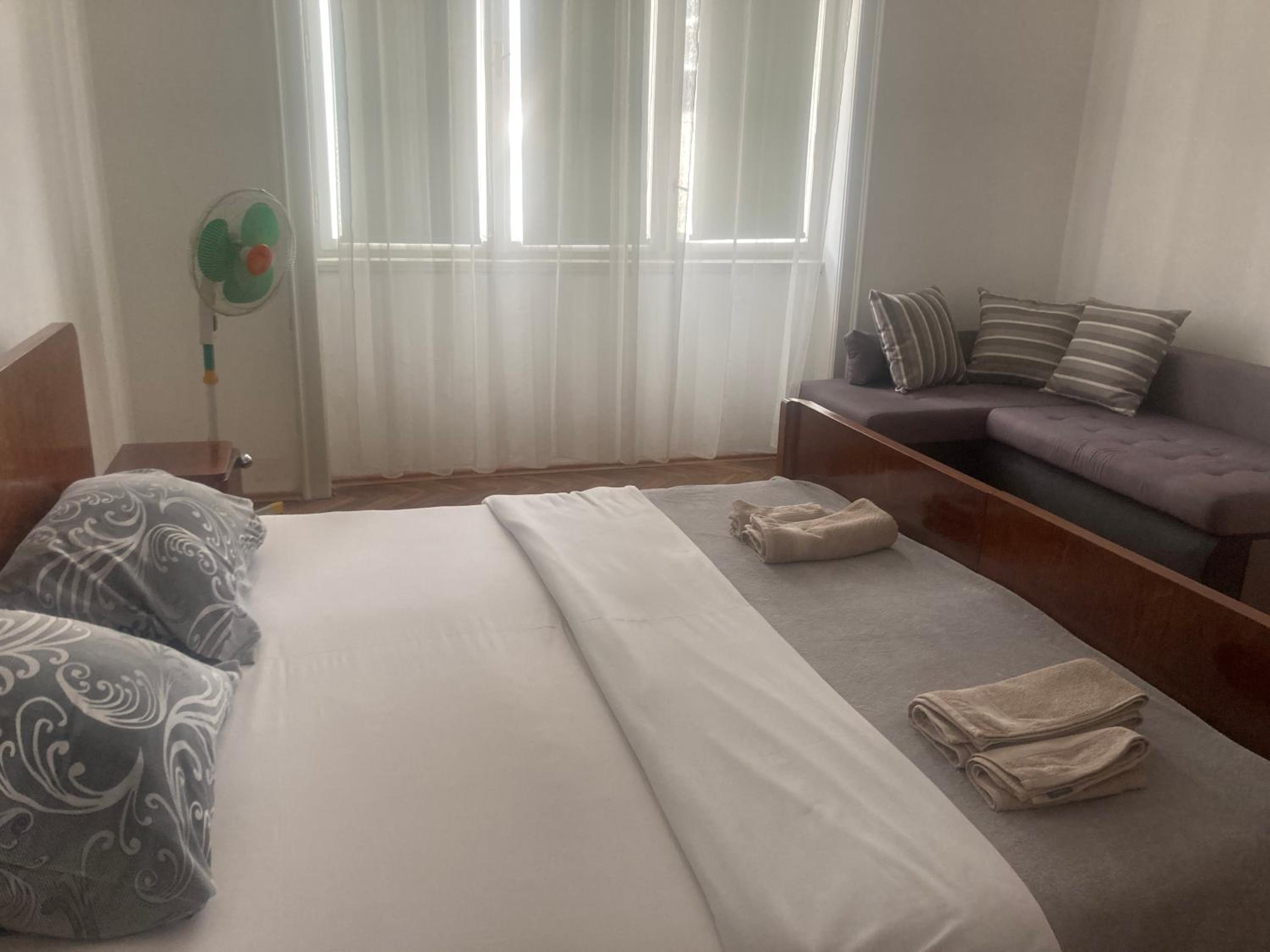 Plaža Stari Grad Budva pjena od mora Beach Apartman
