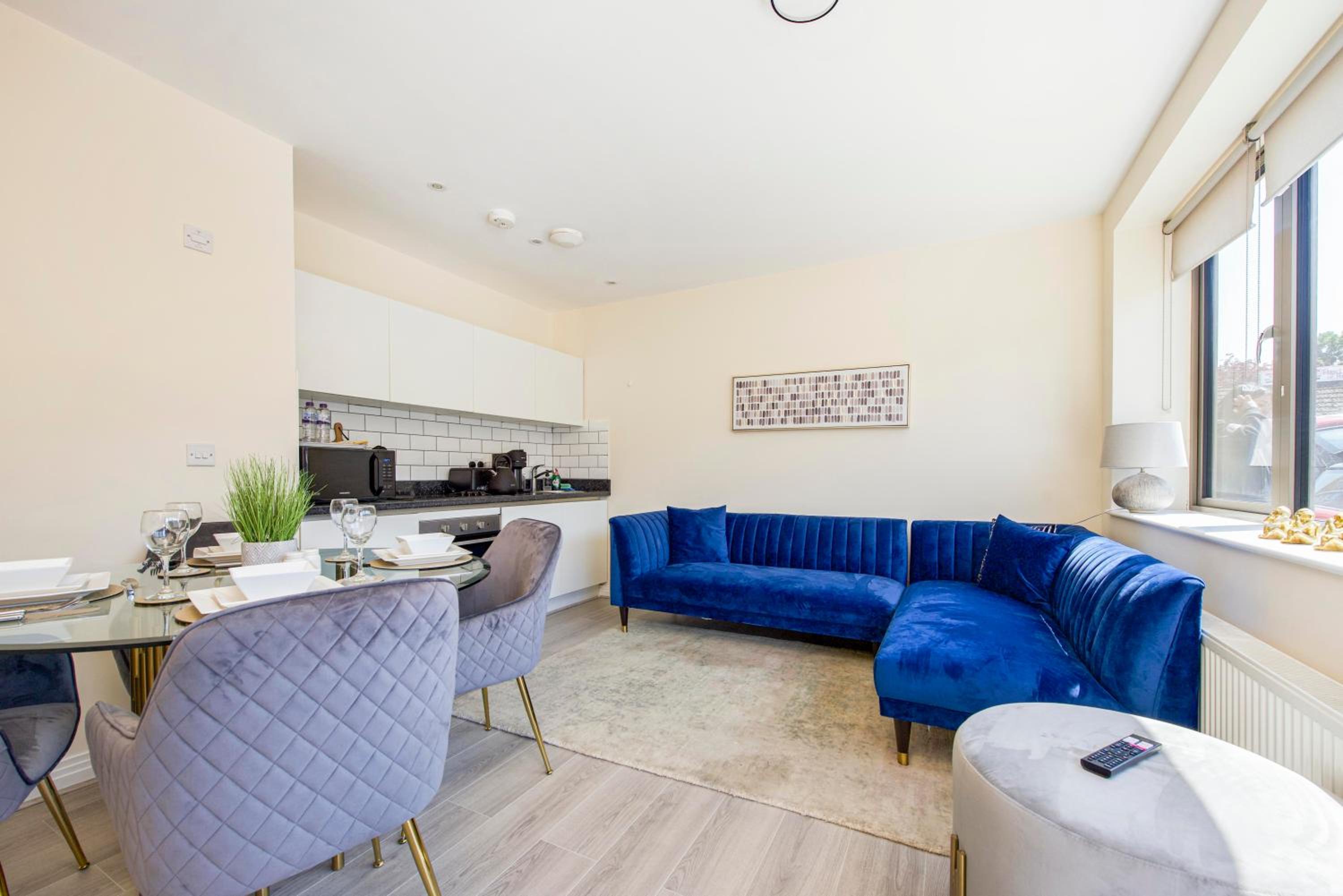 Prime Luxury, Heathrow, FreeParking, WiFi, Netflix view 4