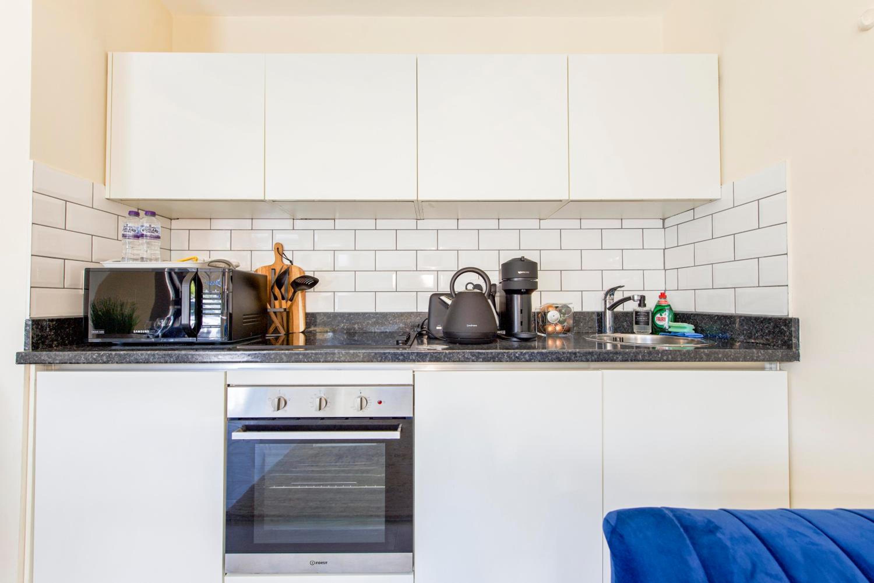 Prime Luxury, Heathrow, FreeParking, WiFi, Netflix view 5