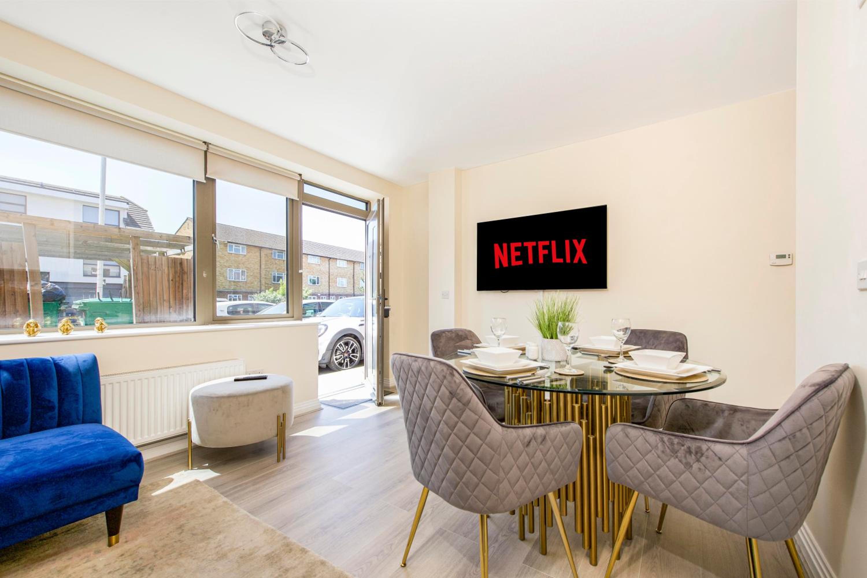 Prime Luxury, Heathrow, FreeParking, WiFi, Netflix view 3