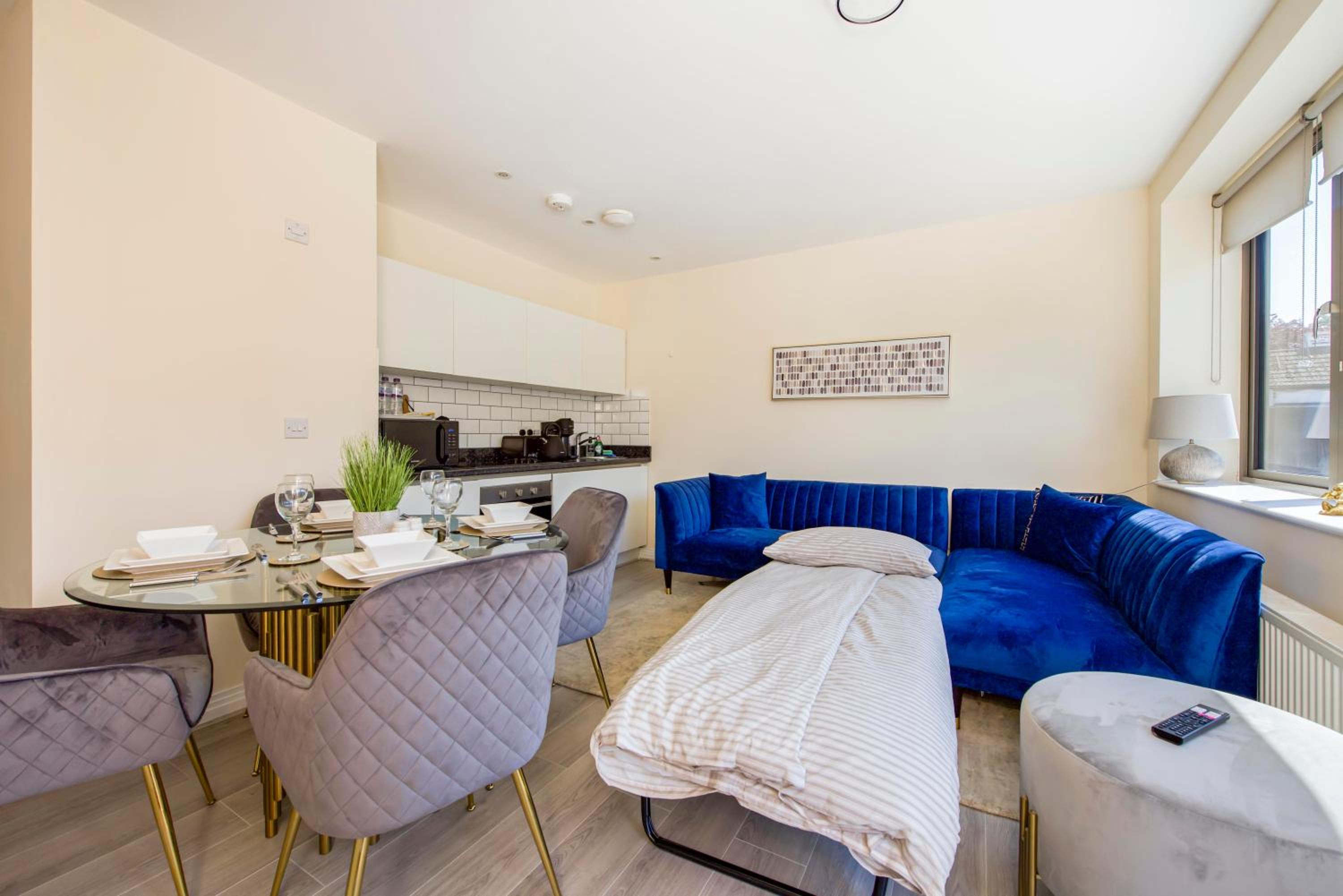 Prime Luxury, Heathrow, FreeParking, WiFi, Netflix view 2