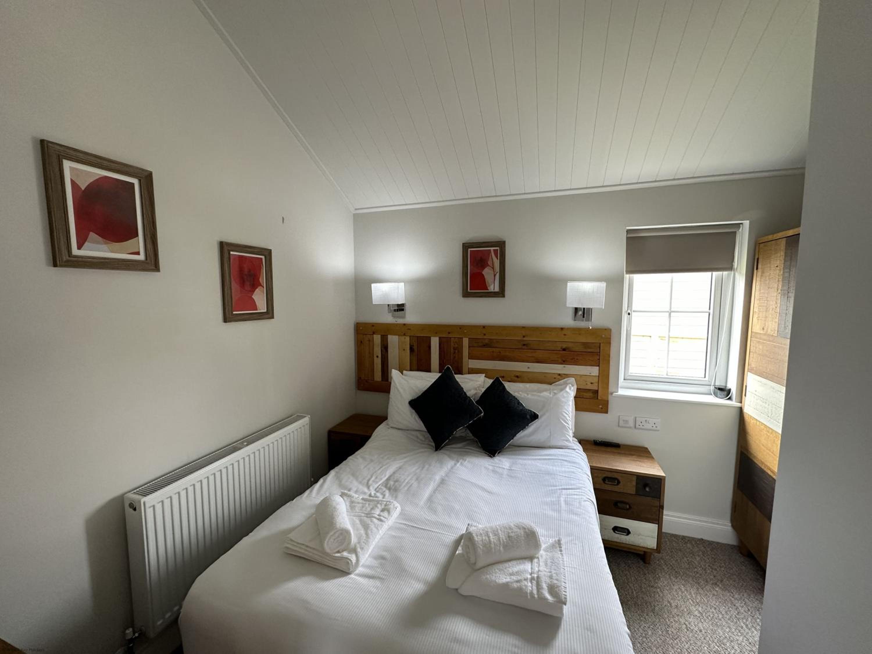Low Lake Lodge - Lakeside - Part of the The Bay Filey Holiday Village with pool, gym and direct beach access, pub, restaurant, tennis and meadows walks view 4