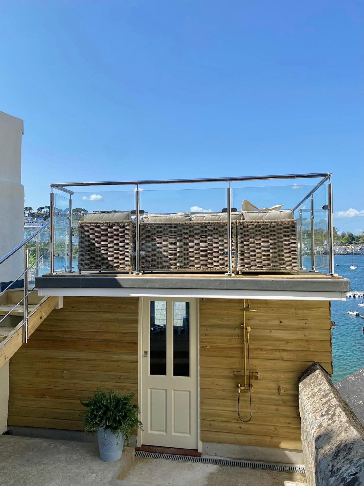 Enchanting Harbourside Cottage with Panoramic Views