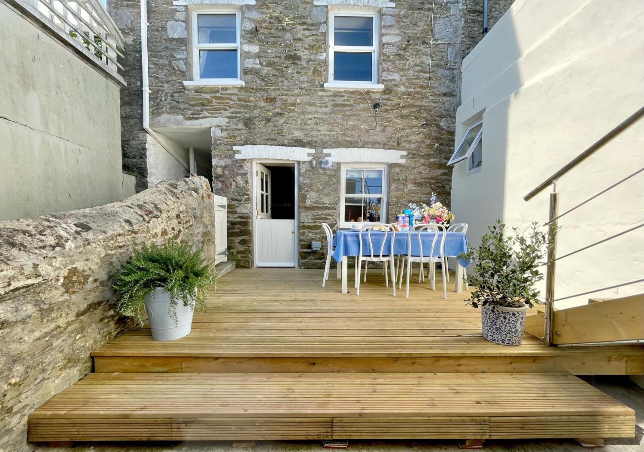 Enchanting Harbourside Cottage with Panoramic Views