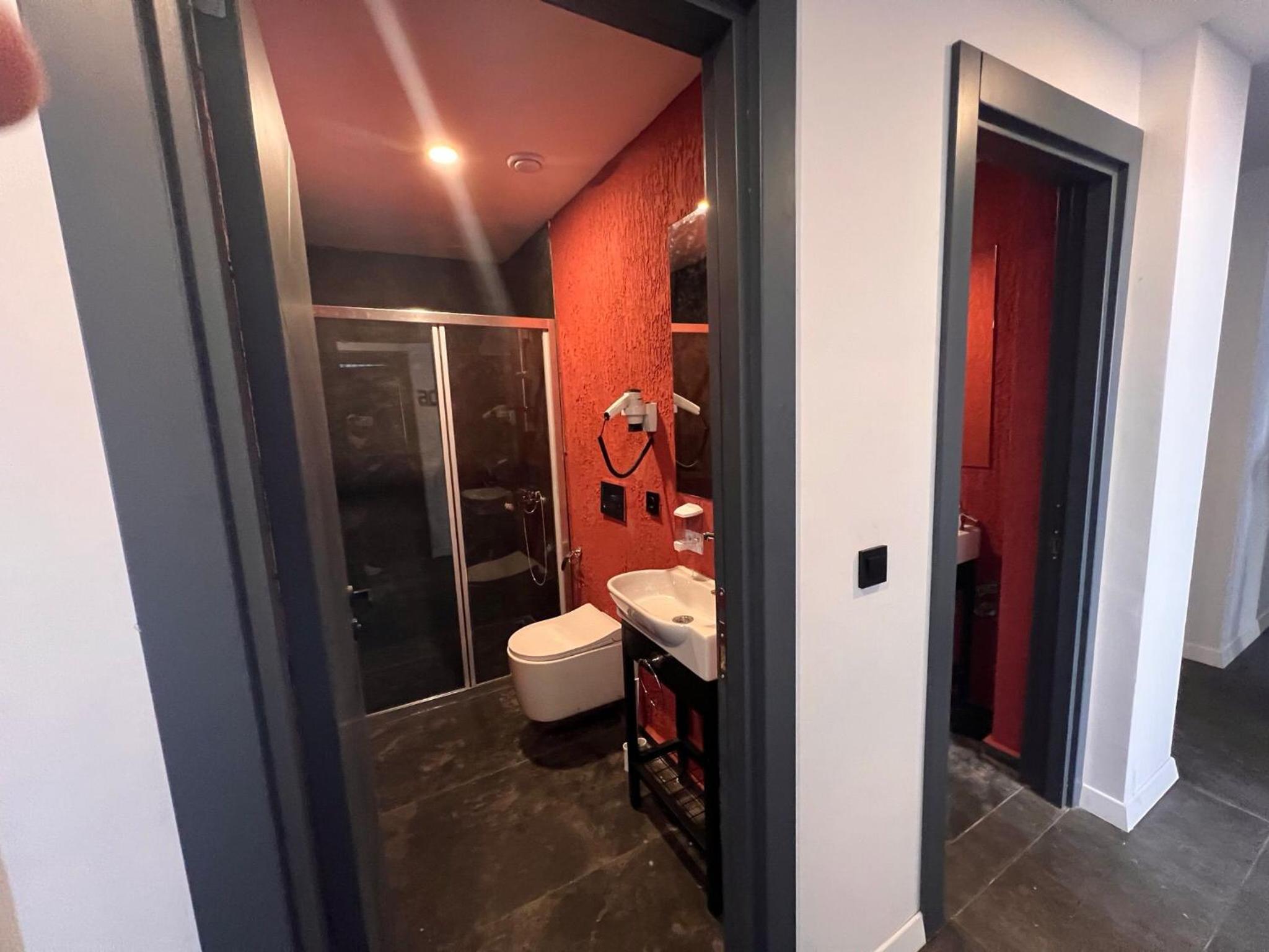 Wolf Of The City Otel - Image 81