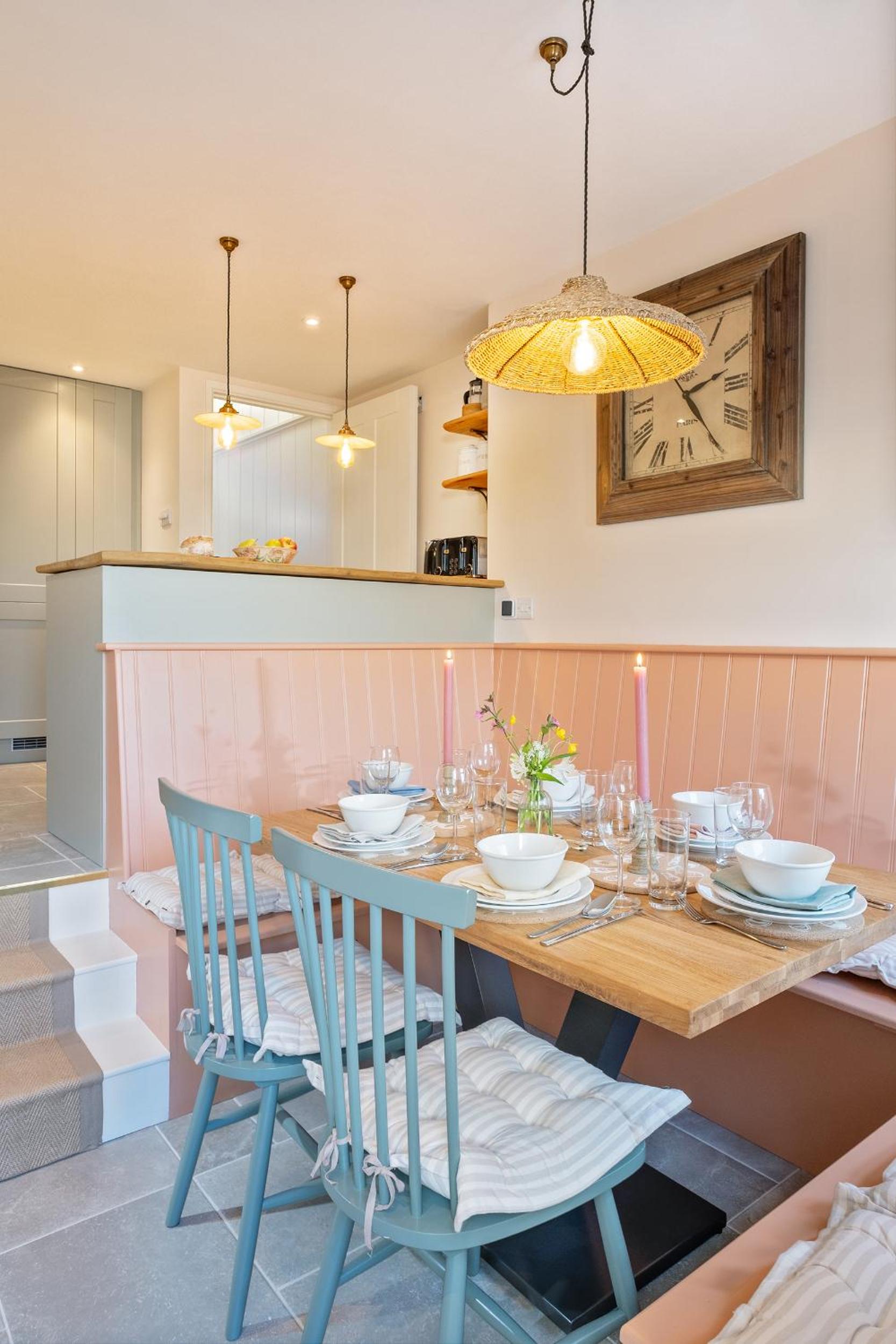 Enchanting Harbourside Cottage with Panoramic Views
