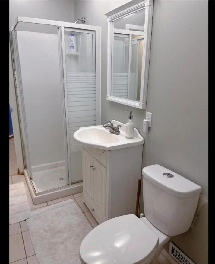 Banff -Calgary Garden &3 mins Bus station Close C-Train&Free Parking