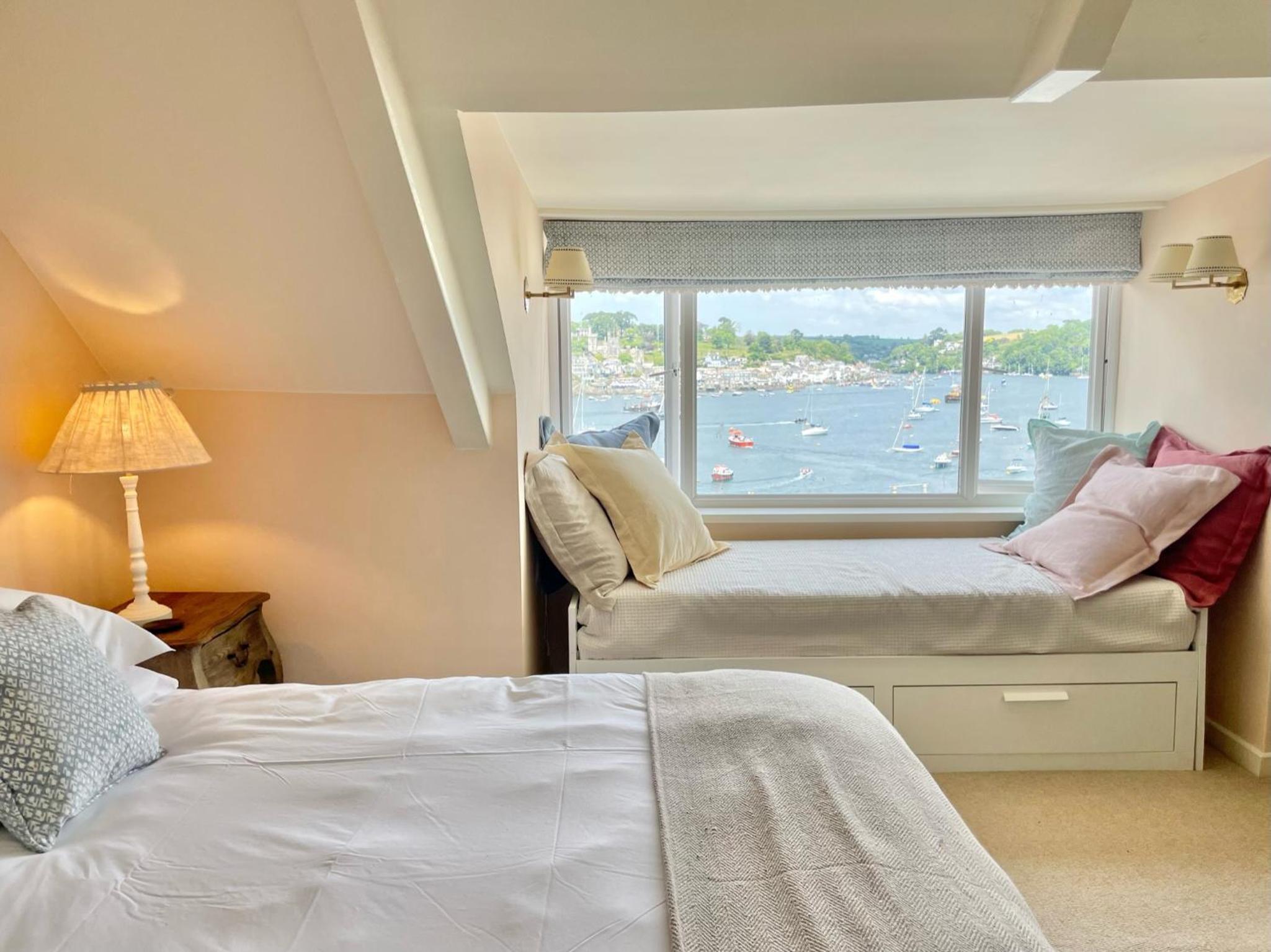 Enchanting Harbourside Cottage with Panoramic Views