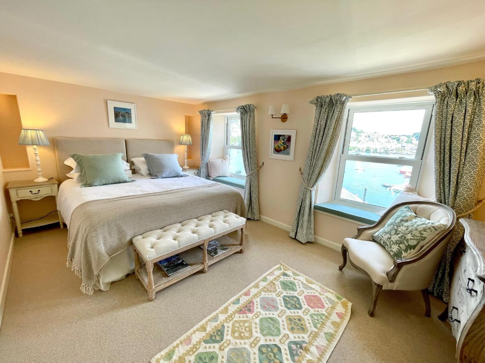 Enchanting Harbourside Cottage with Panoramic Views