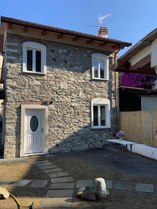 Casa in pietra in antico borgo vicino al centro photo 1