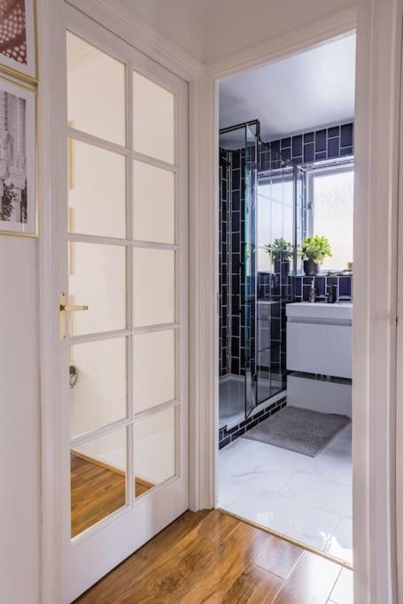 Bright &Spacious One Bedroom Flat off Canary Wharf view 2