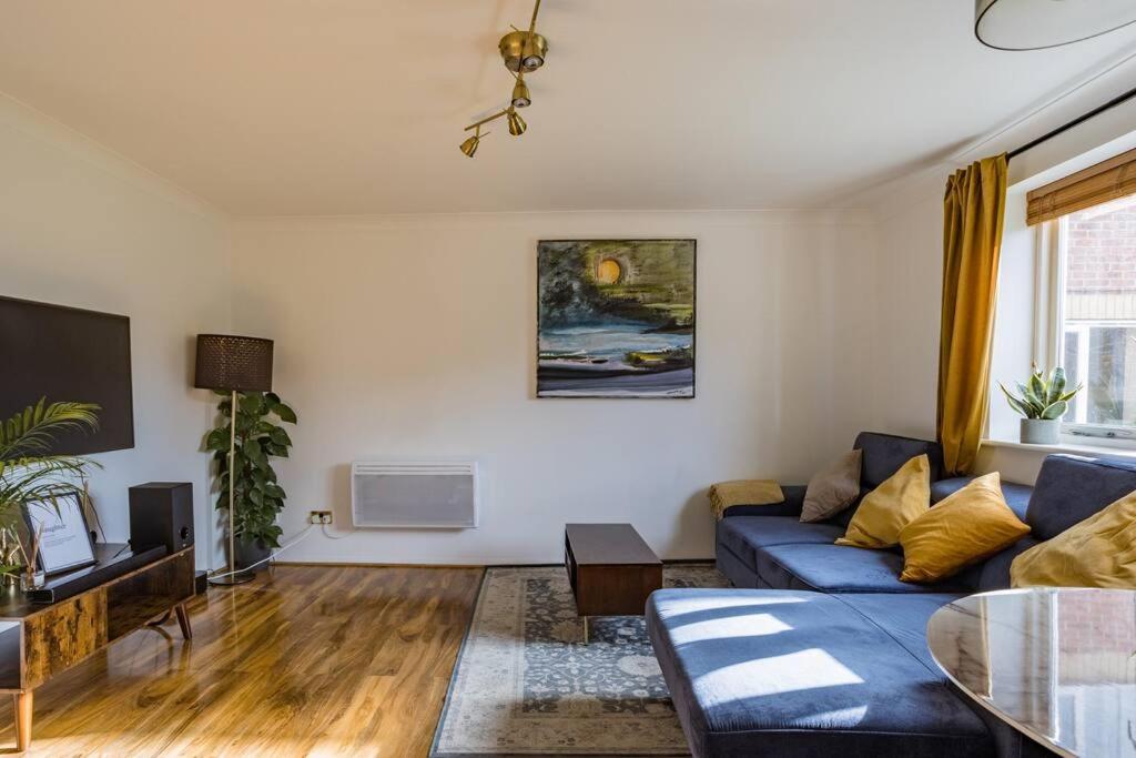 Bright &Spacious One Bedroom Flat off Canary Wharf view 3