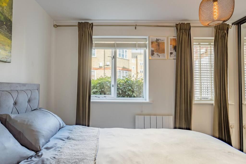 Bright &Spacious One Bedroom Flat off Canary Wharf view 4