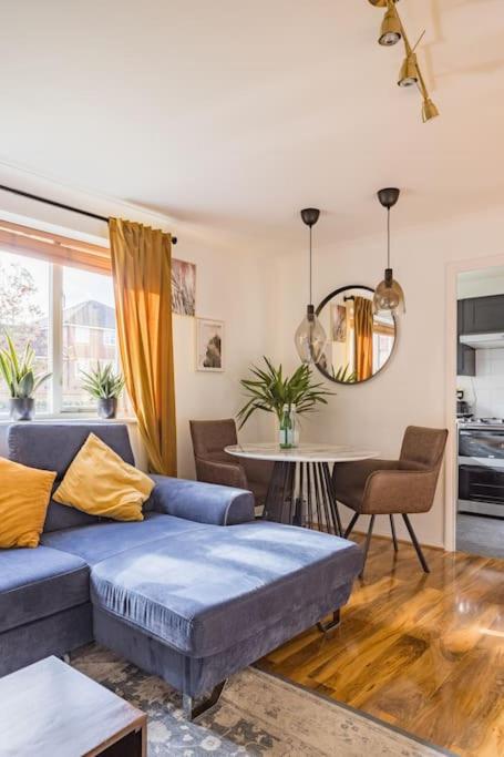 Bright &Spacious One Bedroom Flat off Canary Wharf view 5