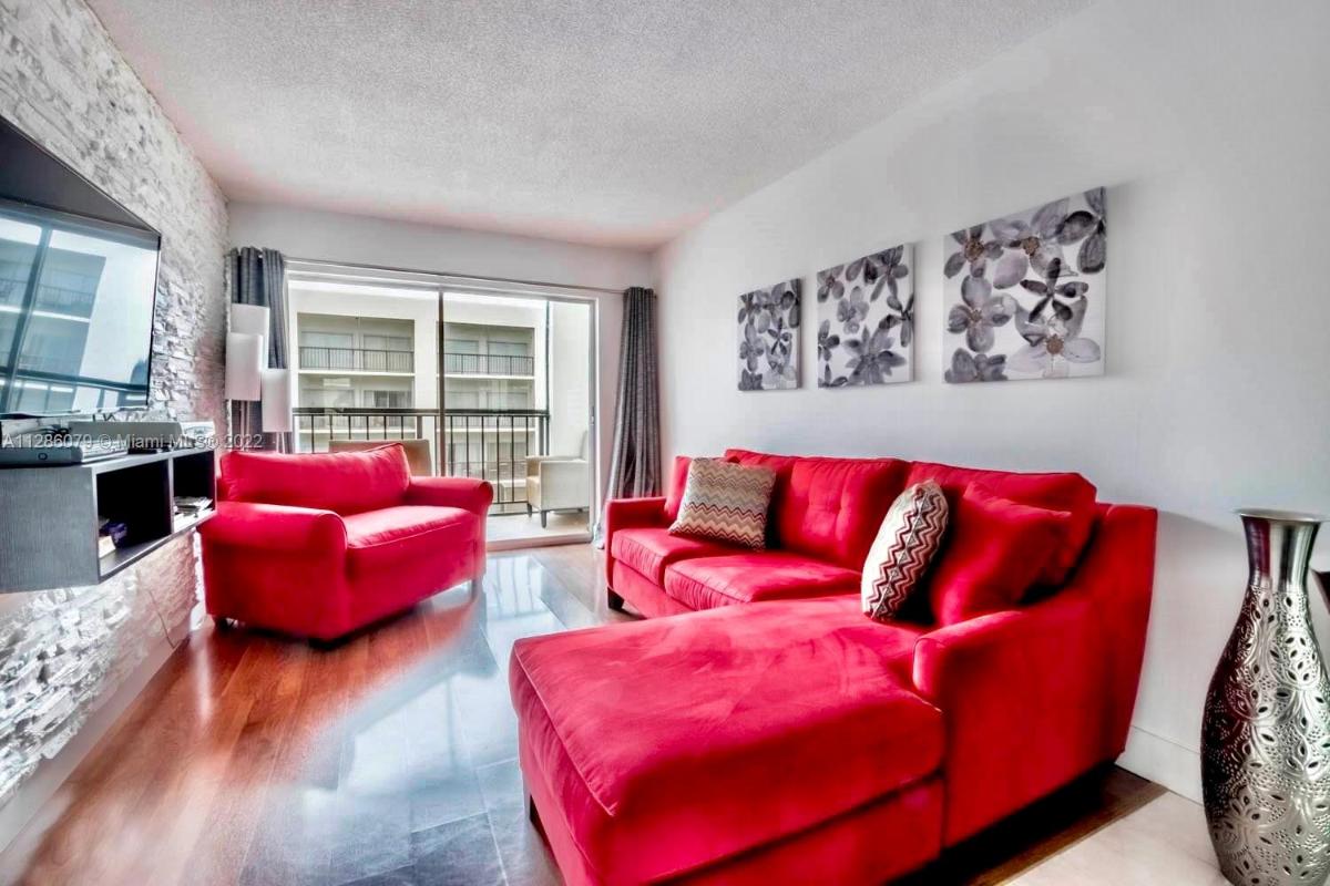 Amazing condo 5 minute walk to the beach! view 5