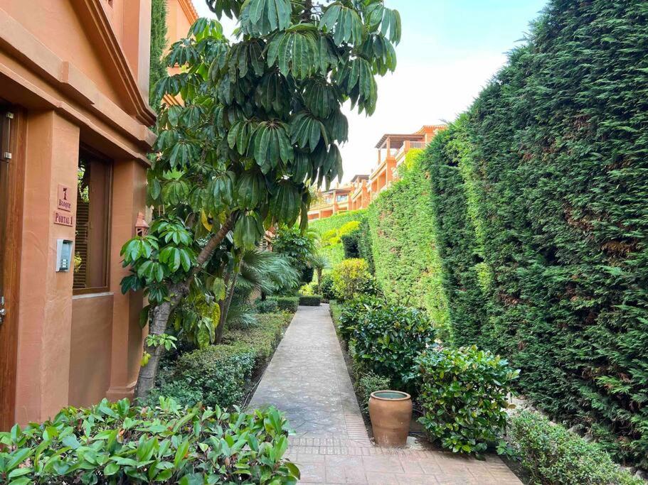 3 BR in a gorgeous complex view 4