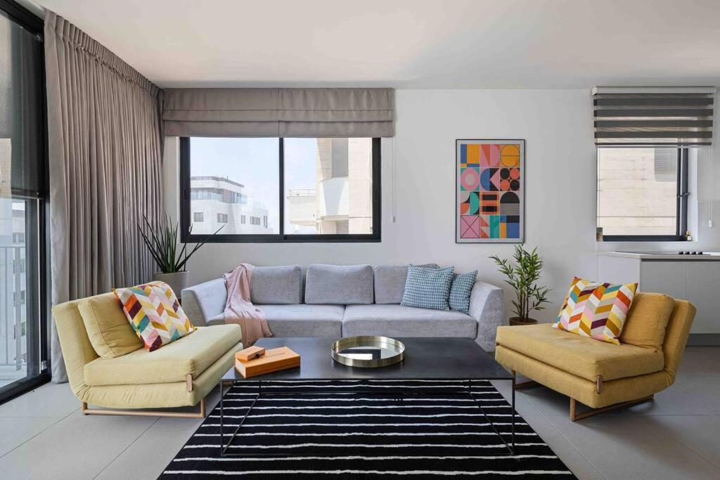Ambassador Apartments Parking and mamad view 2