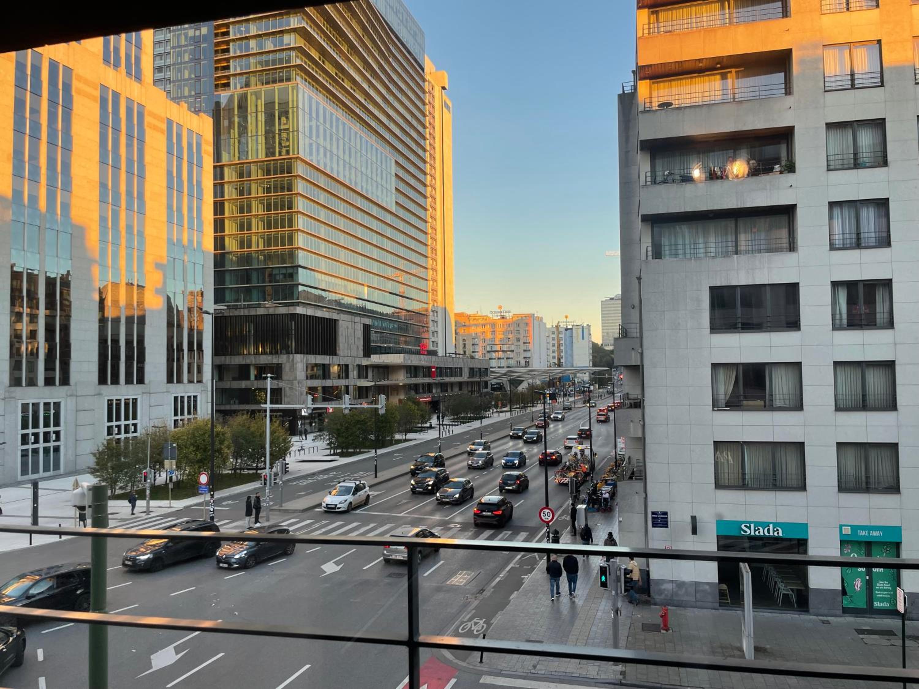 3 Bedroom Apartment in City Center with Balcony View