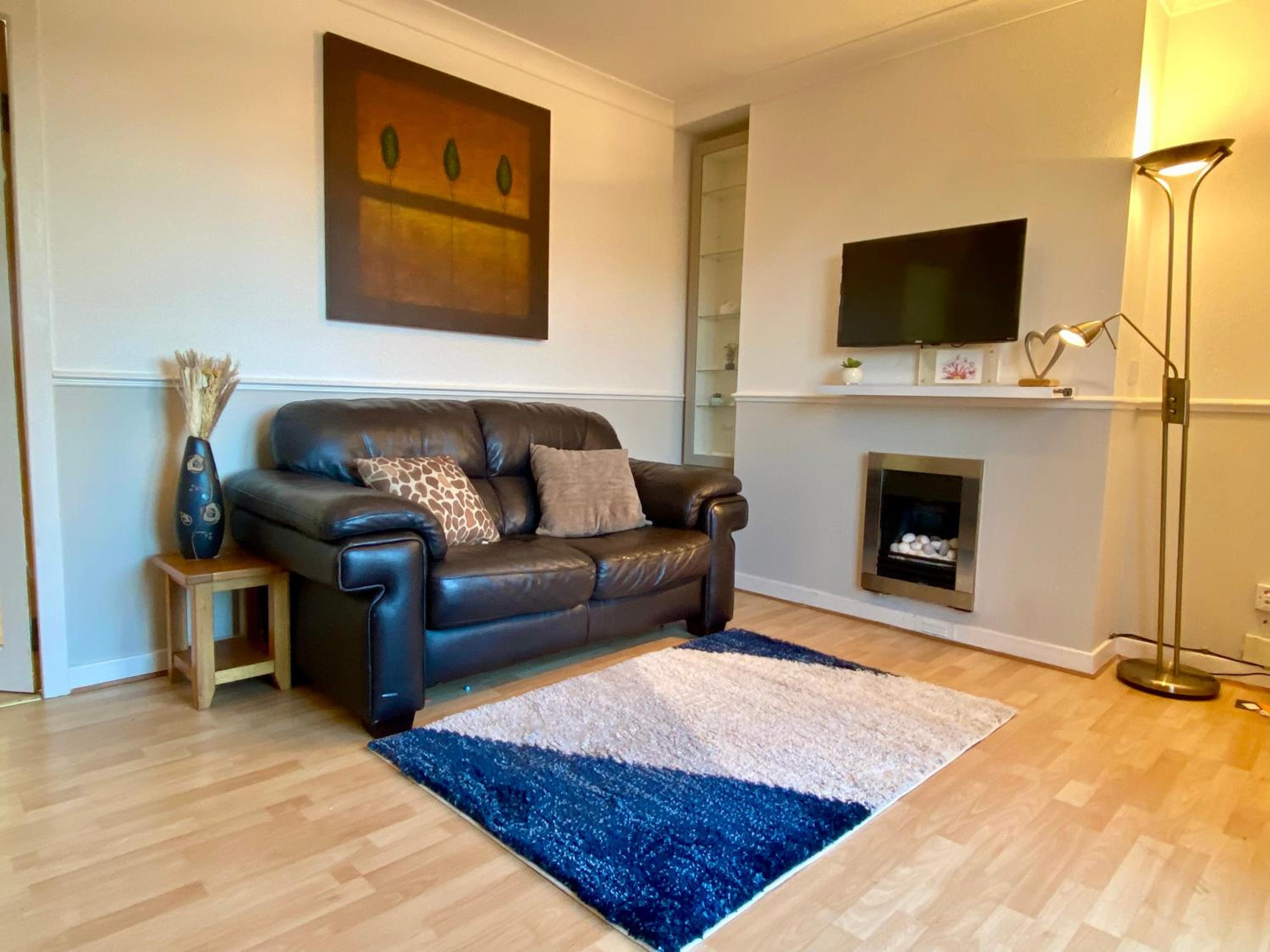 Cosy 2 bedroom home with free parking near city view 2