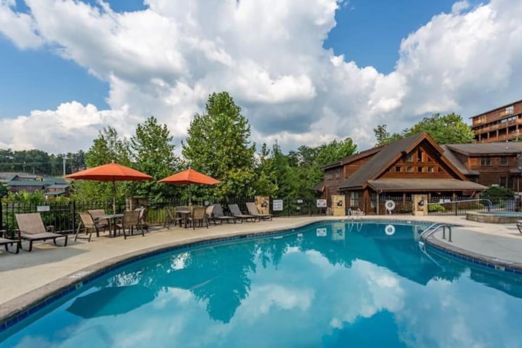 2mils Dollywood, Family Resort Pool, HotTub, SL6 view 5