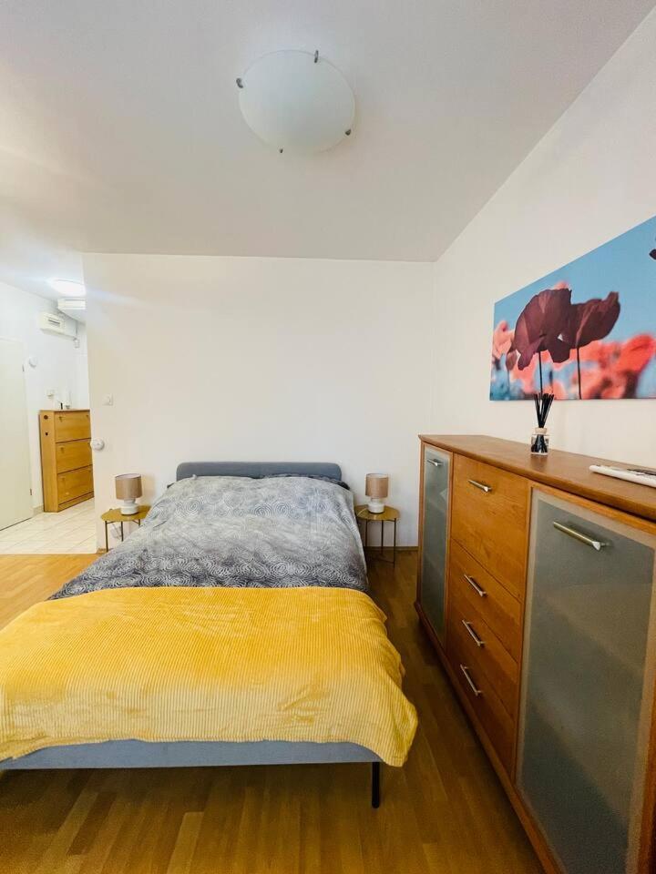 CENTRAL STUDIO CLOSE TO ANDRASSY AVENUE for 4 persons view 2