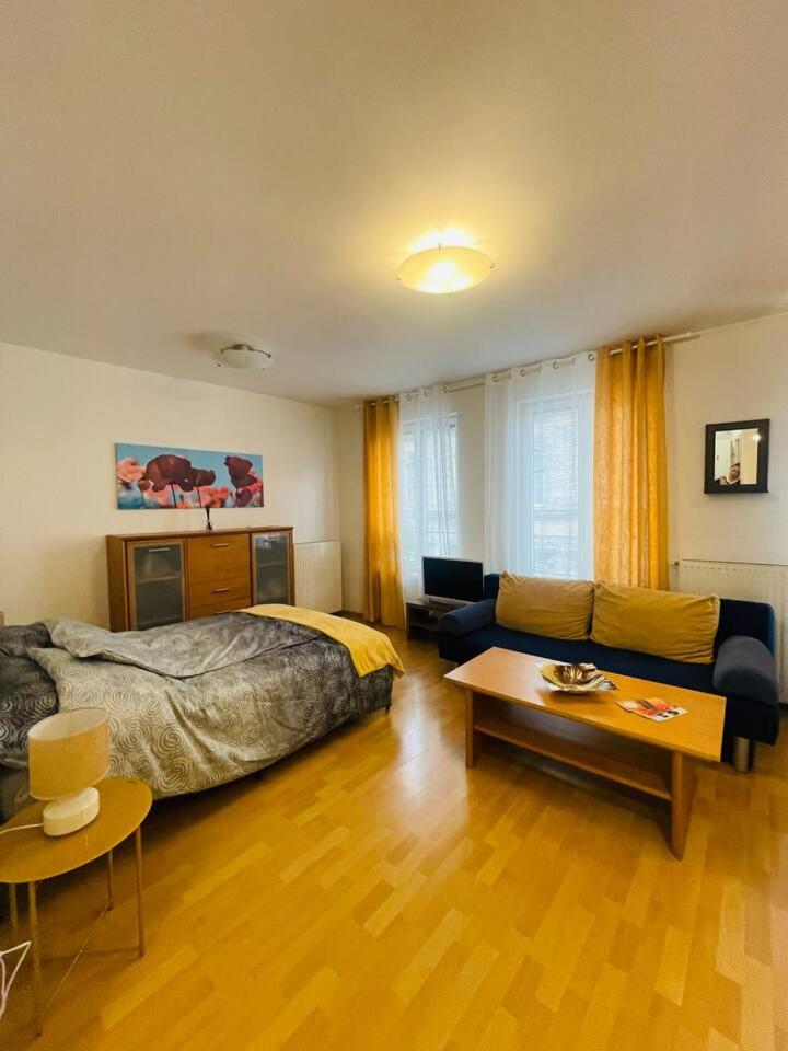 CENTRAL STUDIO CLOSE TO ANDRASSY AVENUE for 4 persons view 3