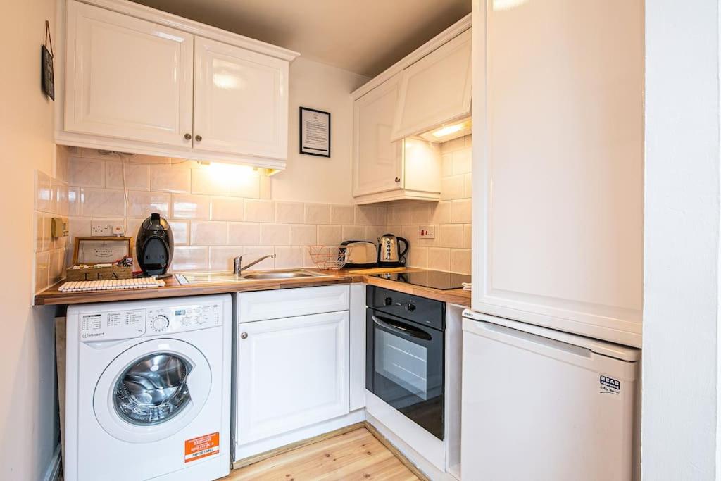 Beautiful 1-Bed Apartment in Grade Listed Warehouse - Victoria Quays, Sheffield City Centre, FREE Parking, Pet Friendly, Netflix view 3